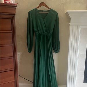 Long Green Emerald Dress With V-Neck